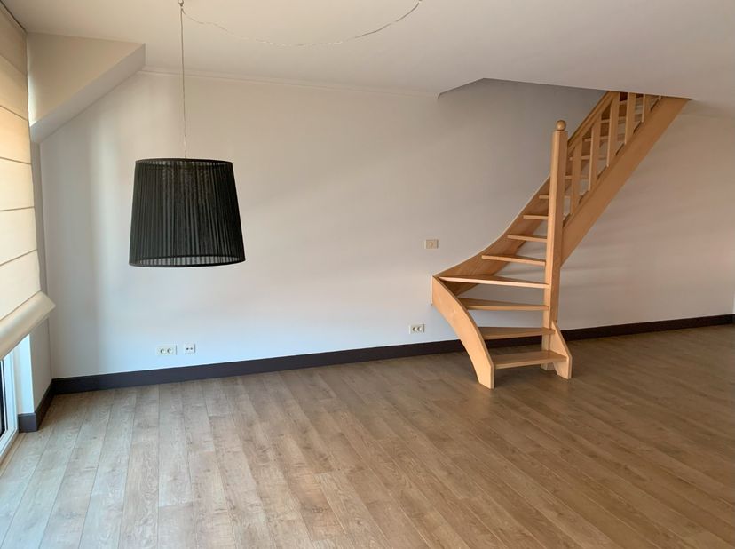 Ben je op zoek naar een gezellig, praktisch, ruim duplex-appartement in het centrum van Aalter? &lt;br /&gt;
Deze “tot in de puntjes afgewerkte” duplex met
